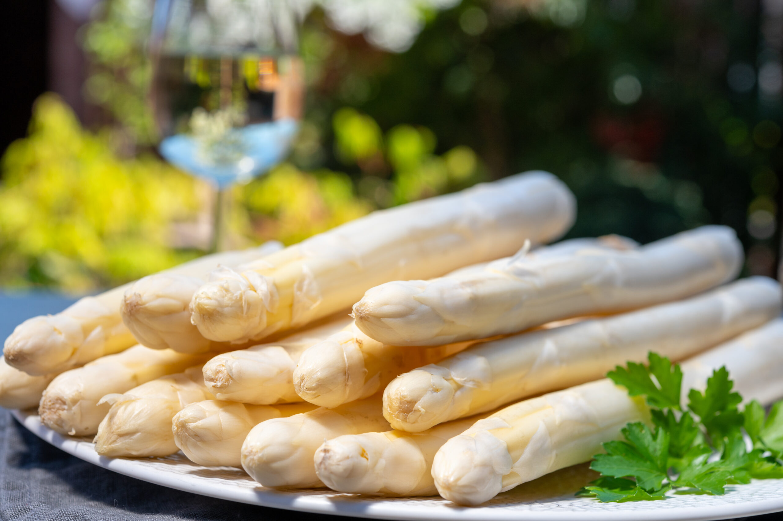 Dutch,Farmers,High,Quality,Products,,Fresh,White,Asparagus,And,Glass